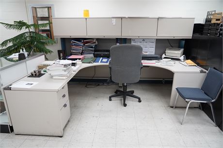 U SHAPED DESK UNIT , WITH ROLLING OFFICE CHAIRS