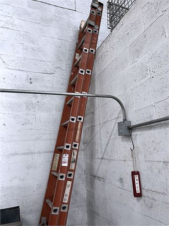 Wire Crate & Extension Ladder