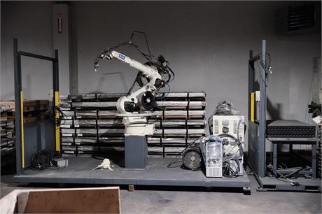 OTC FD-V6L Arc Welding Robotic Cell (2016)