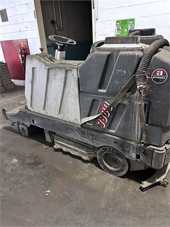 Advance 3800 Rider Floor Scrubber/Sweeper