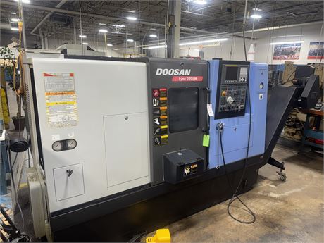 Doosan Lynx 220LMA  CNC Lathe (2007)